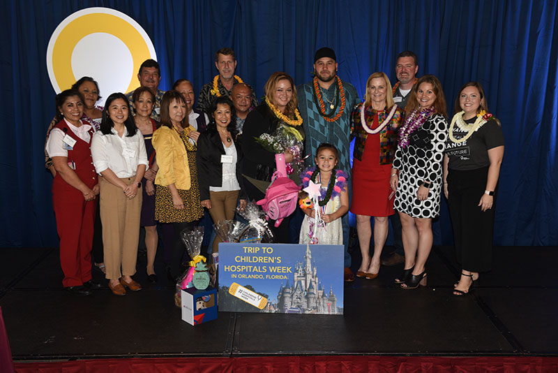 Large group of people with 2020 Hawaii CMN Champion Haumea Friel.
