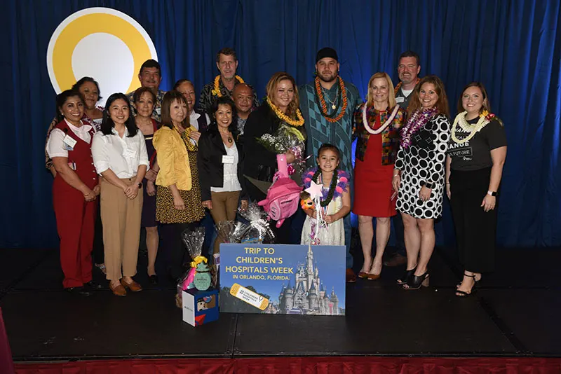 Large group of people with 2020 Hawaii CMN Champion Haumea Friel.
